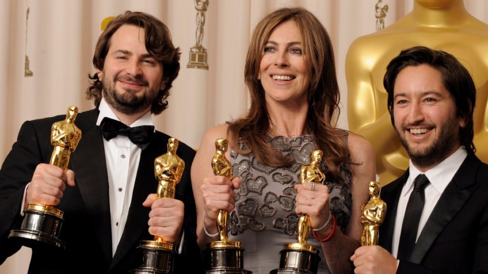 Kathryn Bigelow rodeada de hombres con su Oscar.