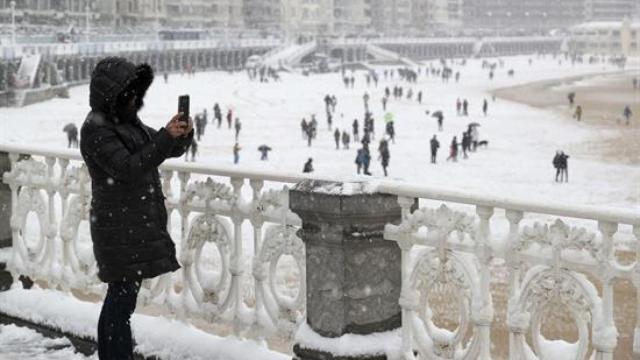 La nevada que cayó hace unos días en la playa de la Concha de San Sebastián.