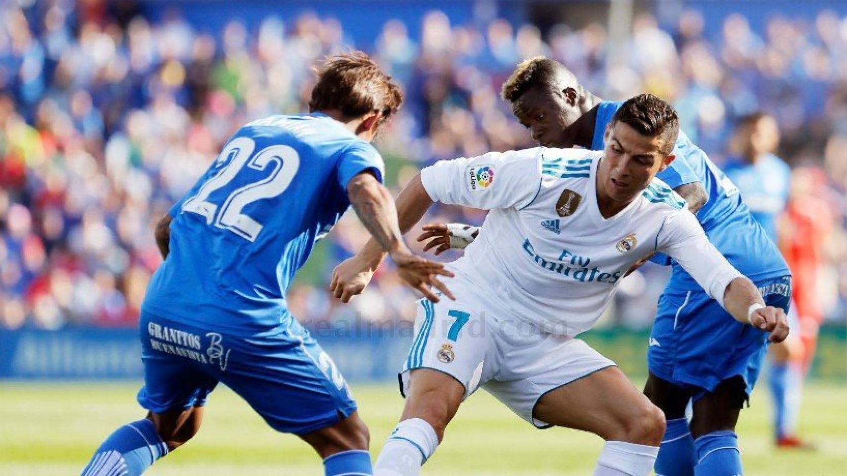 Cristiano yéndose de los jugadores del Getafe