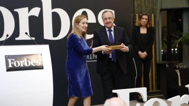 Ana Pastor, presidenta del Congreso de los Diputados, en el momento de la entrega del premio FORBES al mejor CEO 2017 a Florentino Pérez, presidente de ACS.