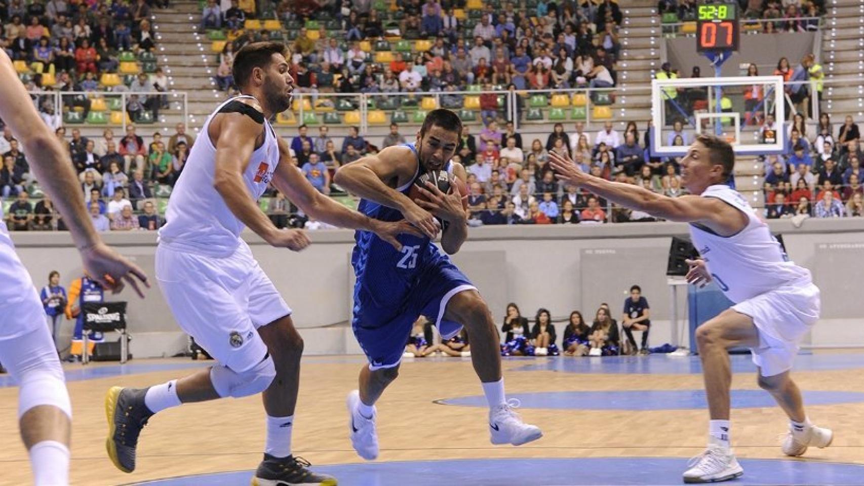 Reyes y Carroll ante San Pablo Burgos. Foto: sanpabloburgos.com