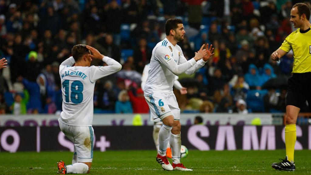 Nacho protesta a Melero López por haberle pitado un penalti Foto: Pedro Rodríguez/El Bernabéu