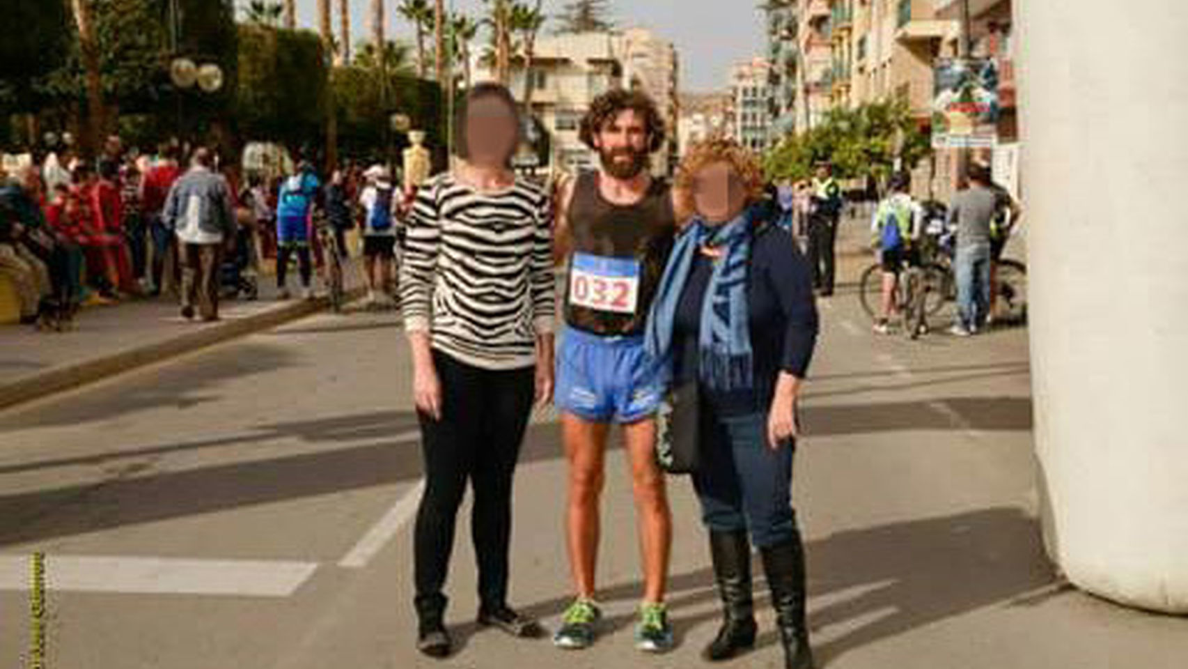 Diego F., en el centro de la imagen,  entrará en prisión por quebrantar la orden de alejamiento.