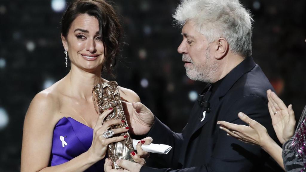 Penélope Cruz recibe el César de Honor de manos de Pedro Almodóvar.