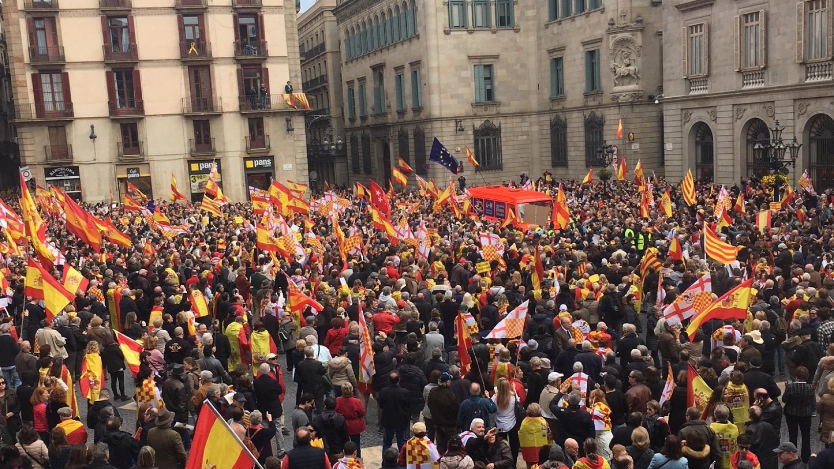 La plaza Sant Jaume, llena de manifestantes por Tabarnia.