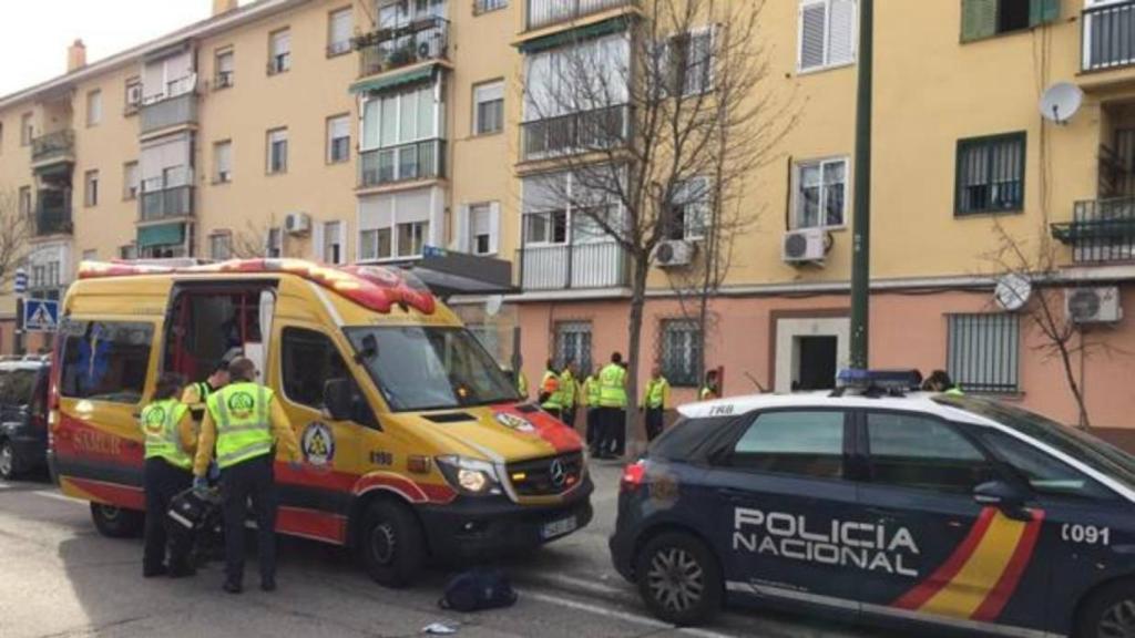 Los facultativos del Samur y la Policía Nacional, en el lugar de crimen, en Madrid.