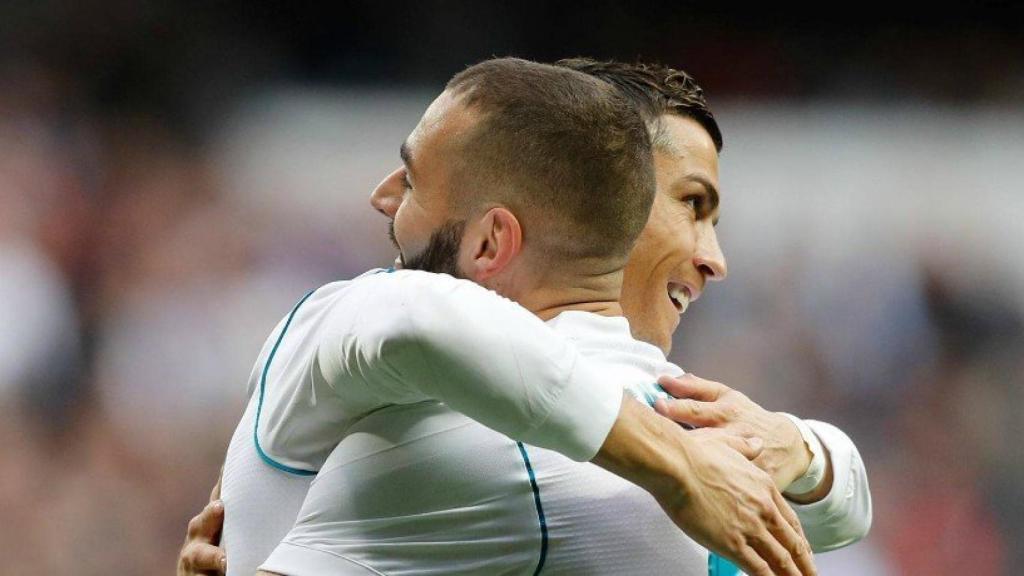 Abrazo de Cristiano y Benzema, en el Real Madrid - Málaga