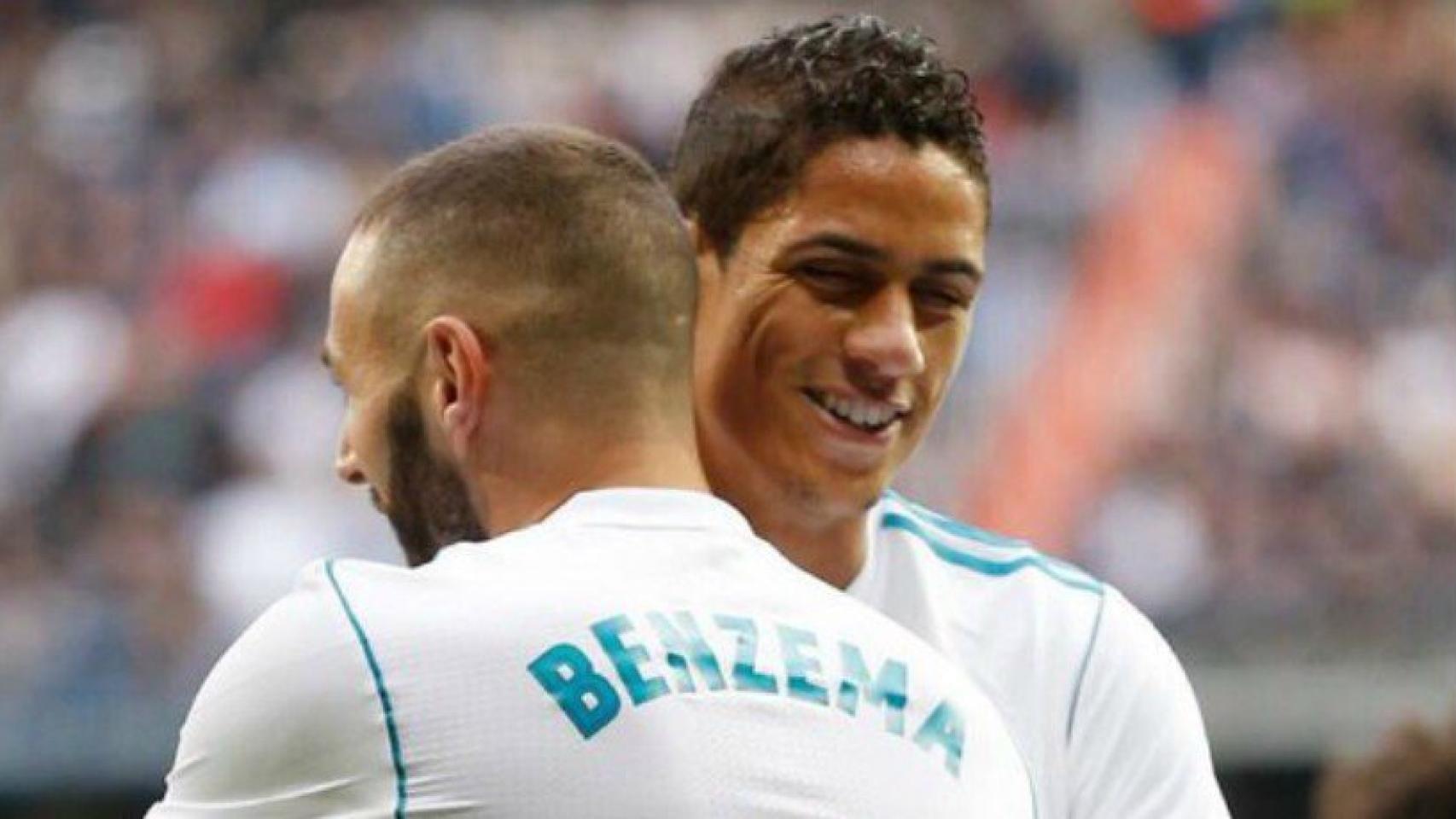 Benzema y Varane. Foto Twitter (@raphaelvarane)