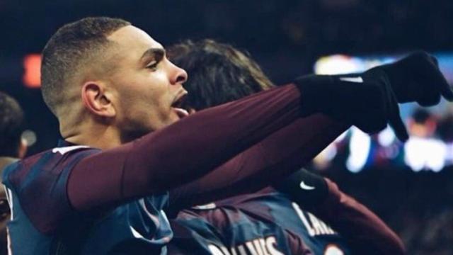 Kurzawa celebra un gol junto a sus compañeros. Imagen: Twitter (@layvinkurzawa)