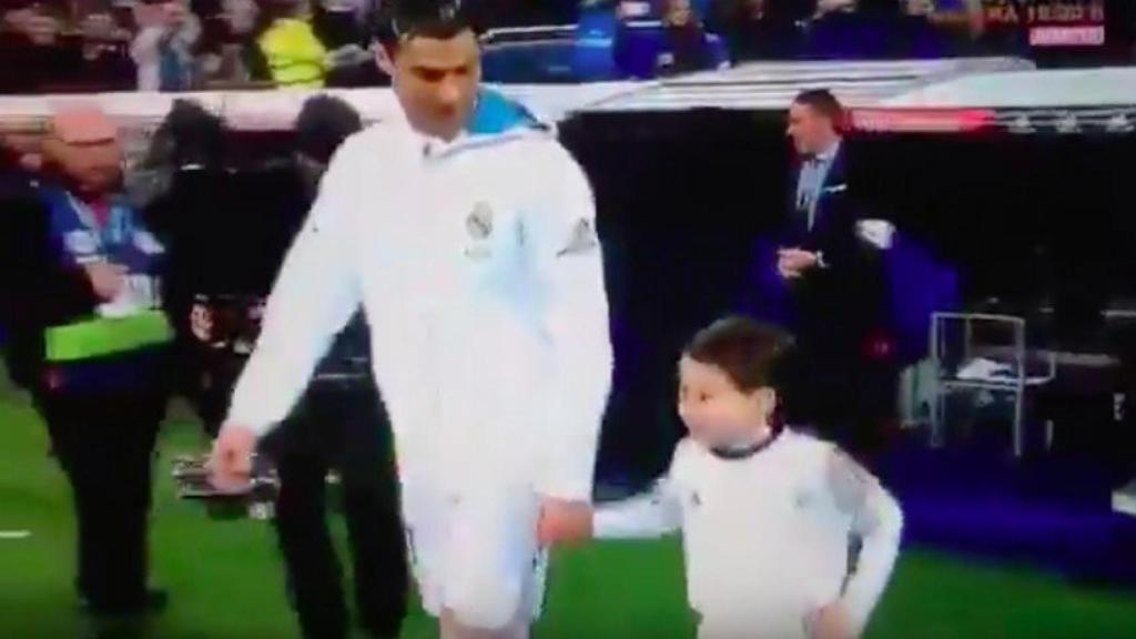 Cristiano y su divertida imagen con un niño