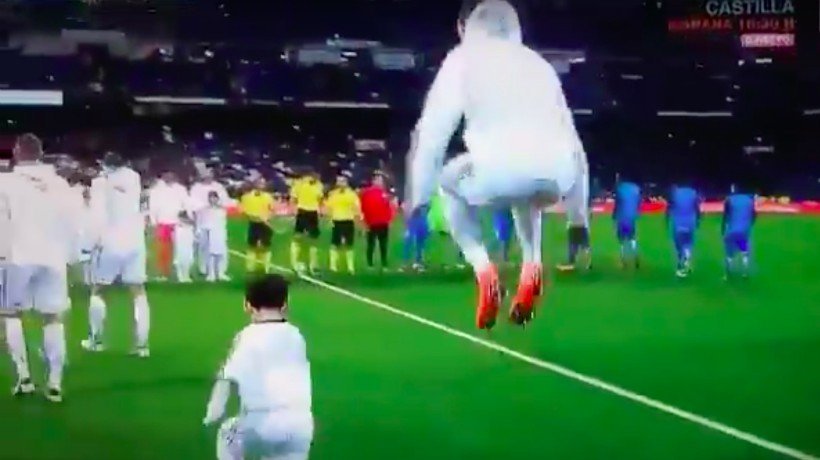 La tierna imagen de Cristiano y un niño al saltar al campo