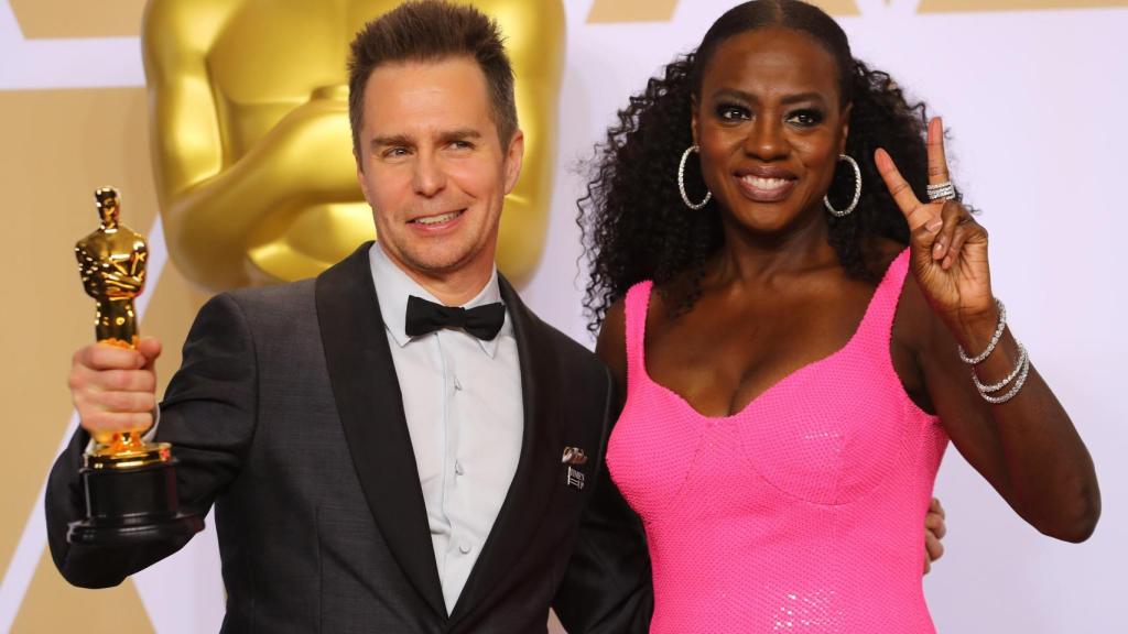 Sam Rockwell junto a Viola Davis tras ganar su Oscar