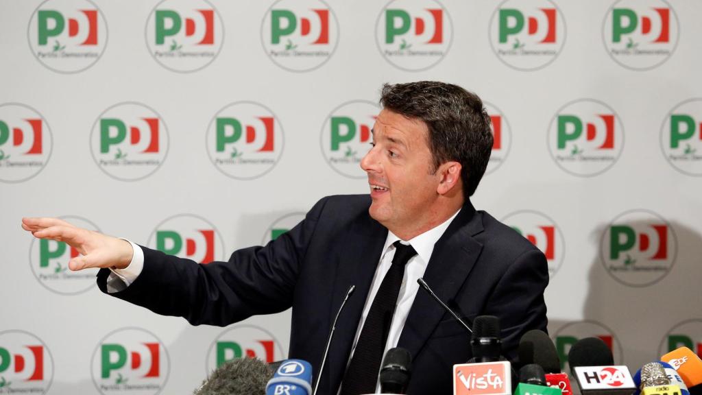 Renzi anunciando su dimisión.