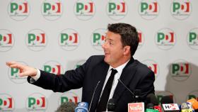 Renzi anunciando su dimisión.