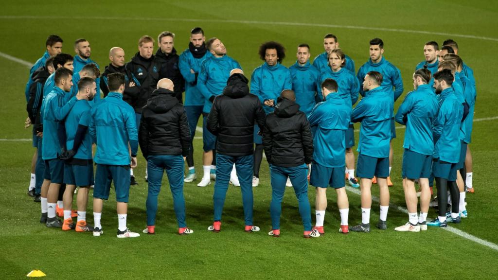 Cuerpo técnico y jugadores del Real Madrid en la charla previa al partido ante el PSG.