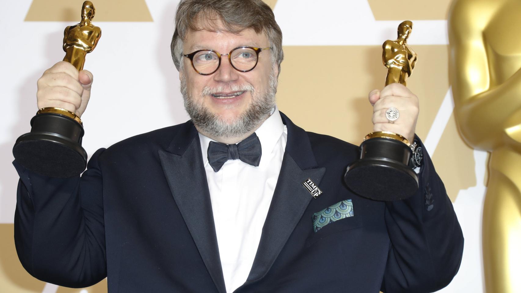 Del Toro con sus dos estatuillas.