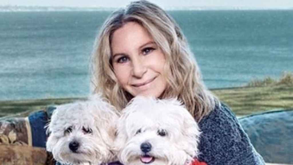 Barbra Streisand junto a sus nuevas mascotas.