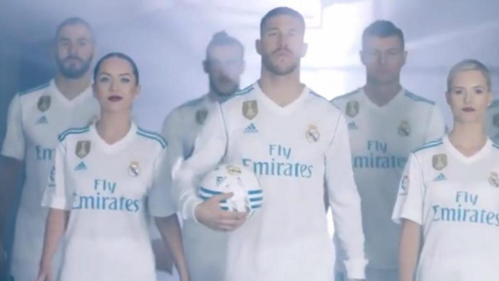 Integrantes de la plantilla del Real Madrid junto a las azafatas de Fly Emirates.