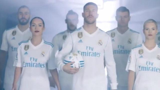 Integrantes de la plantilla del Real Madrid junto a las azafatas de Fly Emirates.