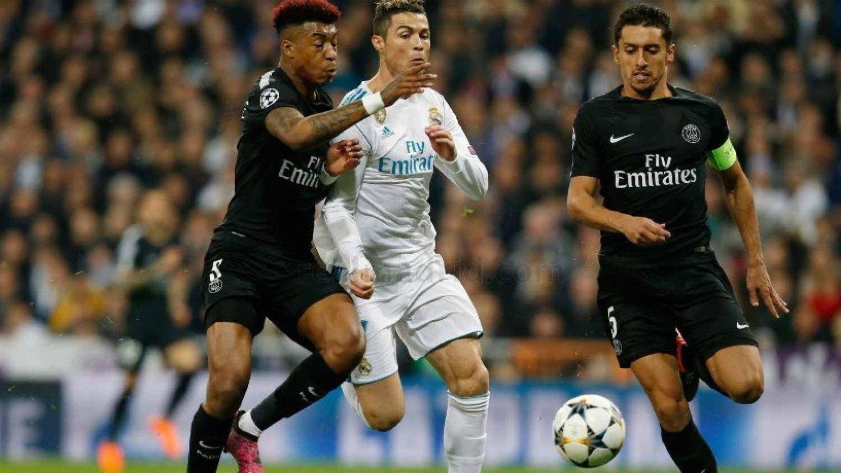 Cristiano, entre dos jugadores del PSG