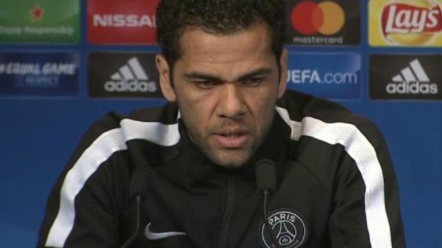 Dani Alves en rueda de prensa