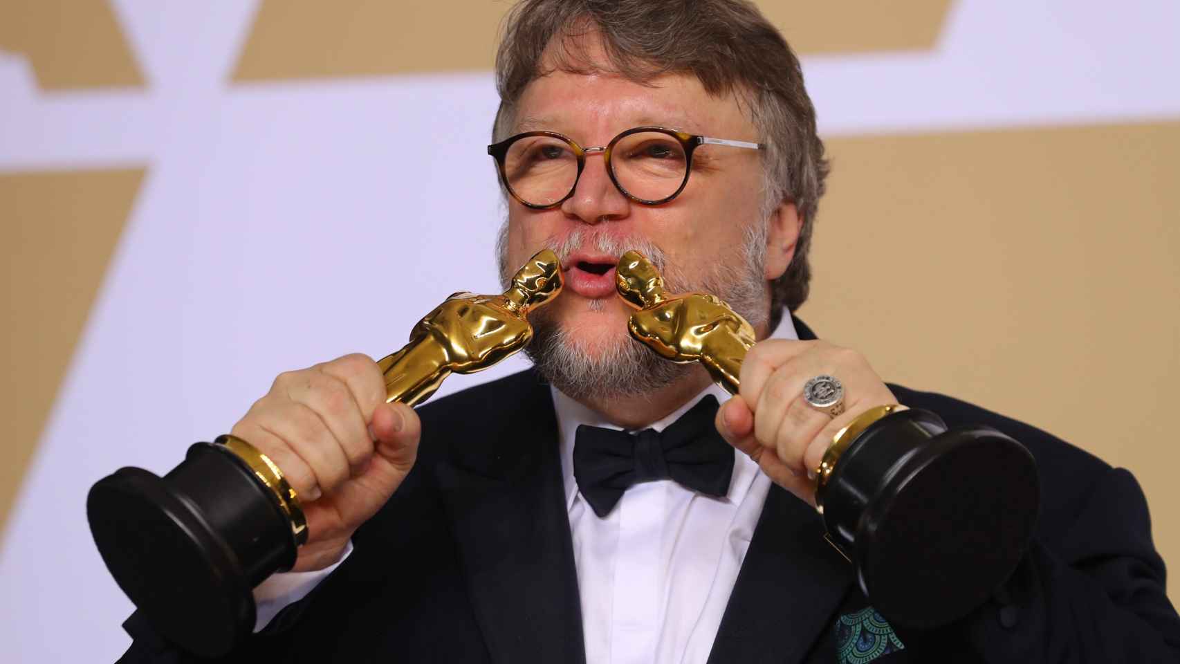 Guillermo del Toro besa los Oscar de 'Mejor Película' y 'Mejor Director' logrados con 'La forma del agua'.