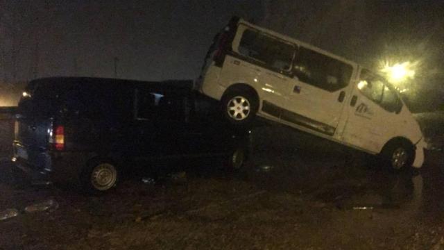 Un coche encima de otro por el tornado de Cádiz