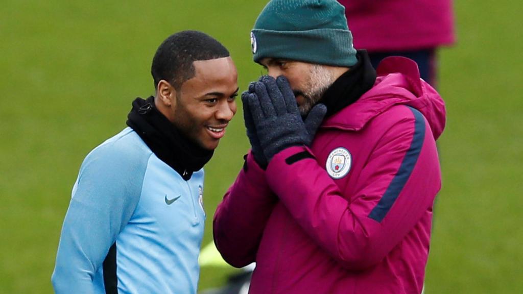 Guardiola, con Sterling en una charla.