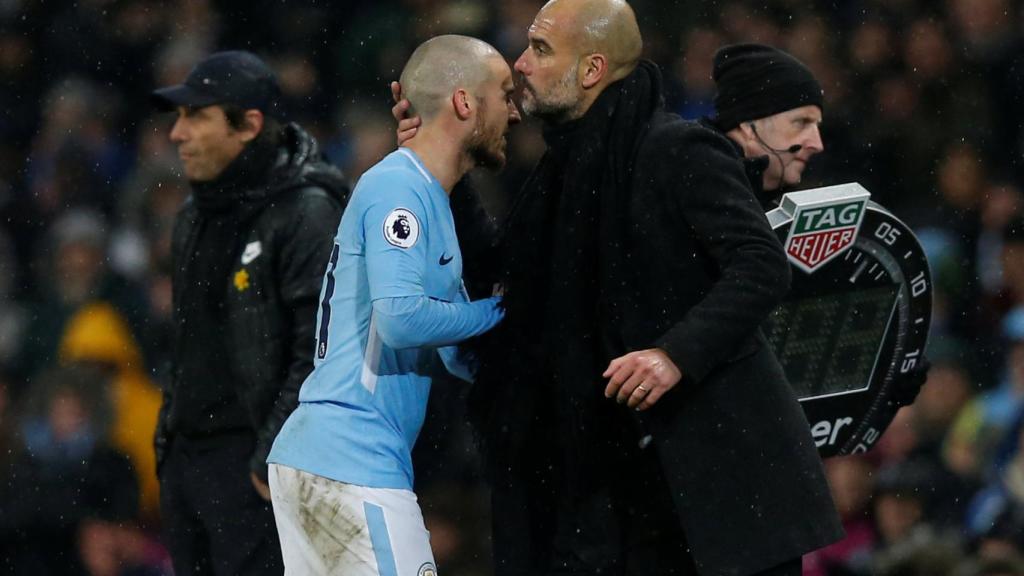 Guardiola saluda a Silva en el último partido del Manchester City.