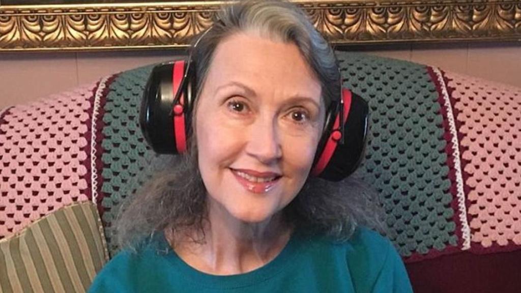 Kathy McCain, con los auriculares que lleva siempre.