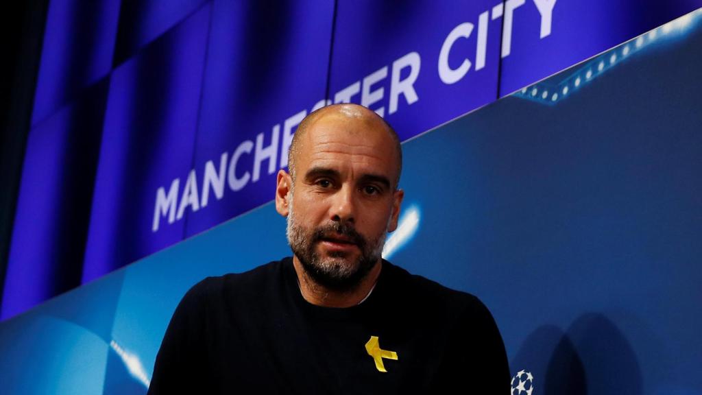 Guardiola, con el lazo amarillo, en la rueda de prensa previa al partido de Champions.