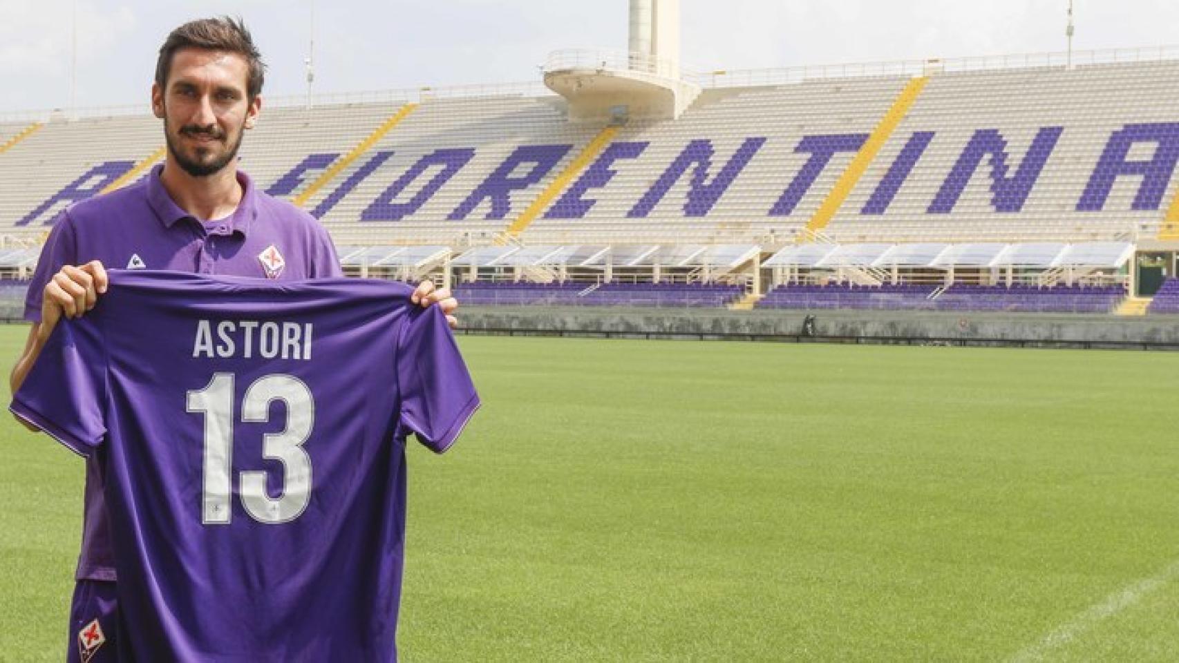 Davide Astori posa con la camiseta y el número 13 el día de su presentación.