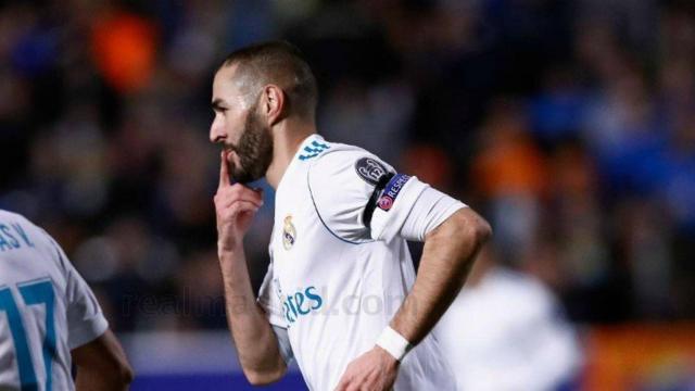 Benzema celebra su segundo gol al APOEL