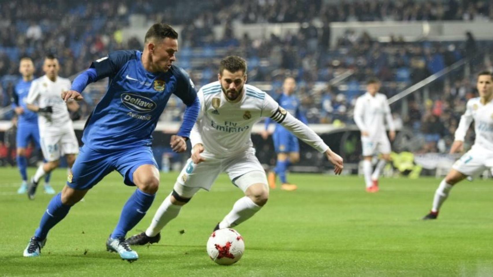 Nacho, junto a un jugador del Fuenlabrada. Lucía Contreras / El Bernabéu