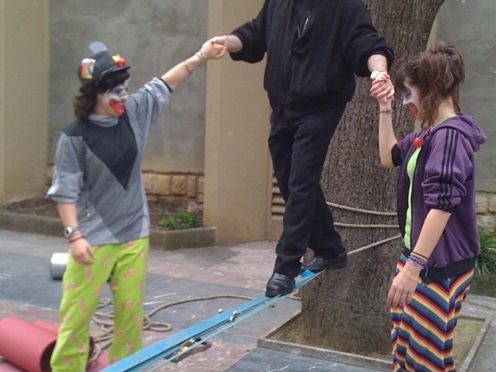 El obispo de San Sebastián, ayudado por dos mujeres durante una actividad recreativa.
