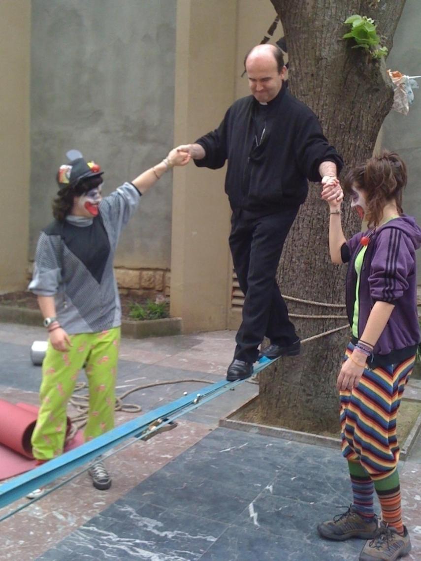 El obispo de San Sebastián, ayudado por dos mujeres durante una actividad recreativa.