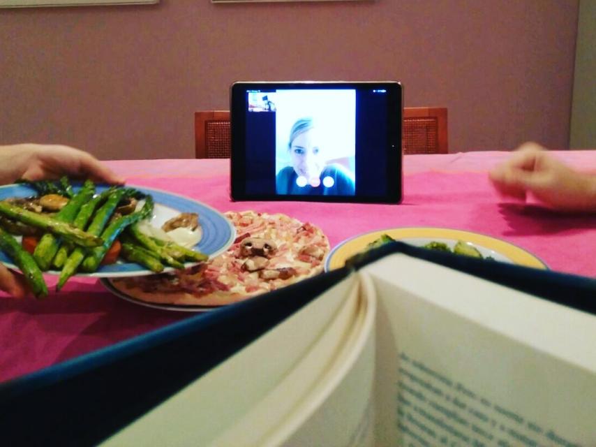 Cuando Noelia no está en casa, cena igualmente con su familia a través de videollamada.