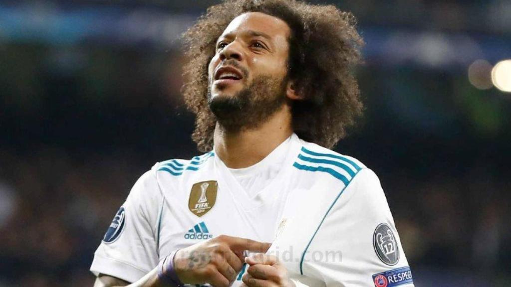 Marcelo señala el escudo del Real Madrid