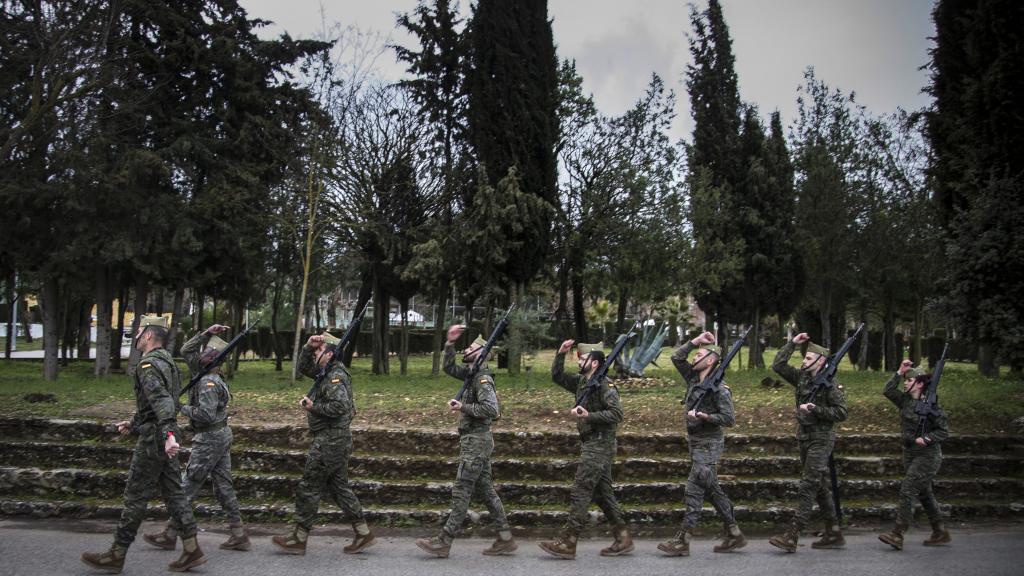 El cambio de guardia de las ocho de la mañana en el acuartelamiento de La Legión.