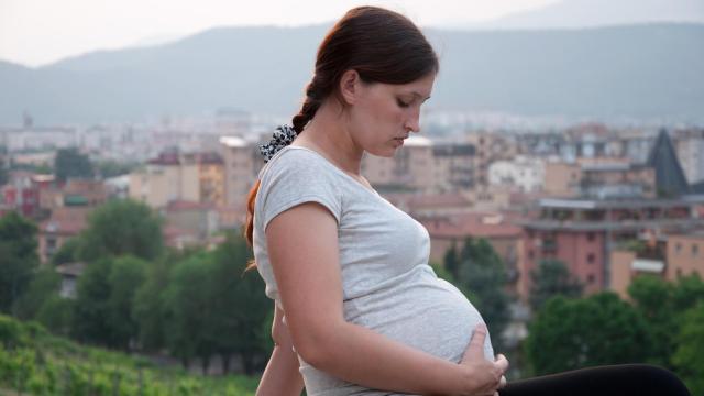 Una mujer embarazada, en un entorno de contaminación.