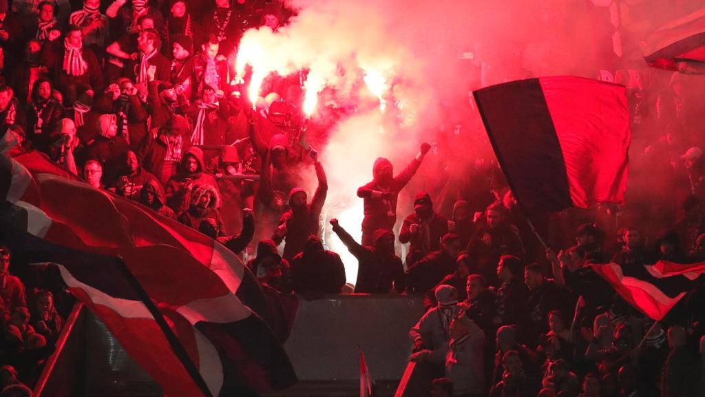 Bengalas durante el partido entre Madrid y PSG.