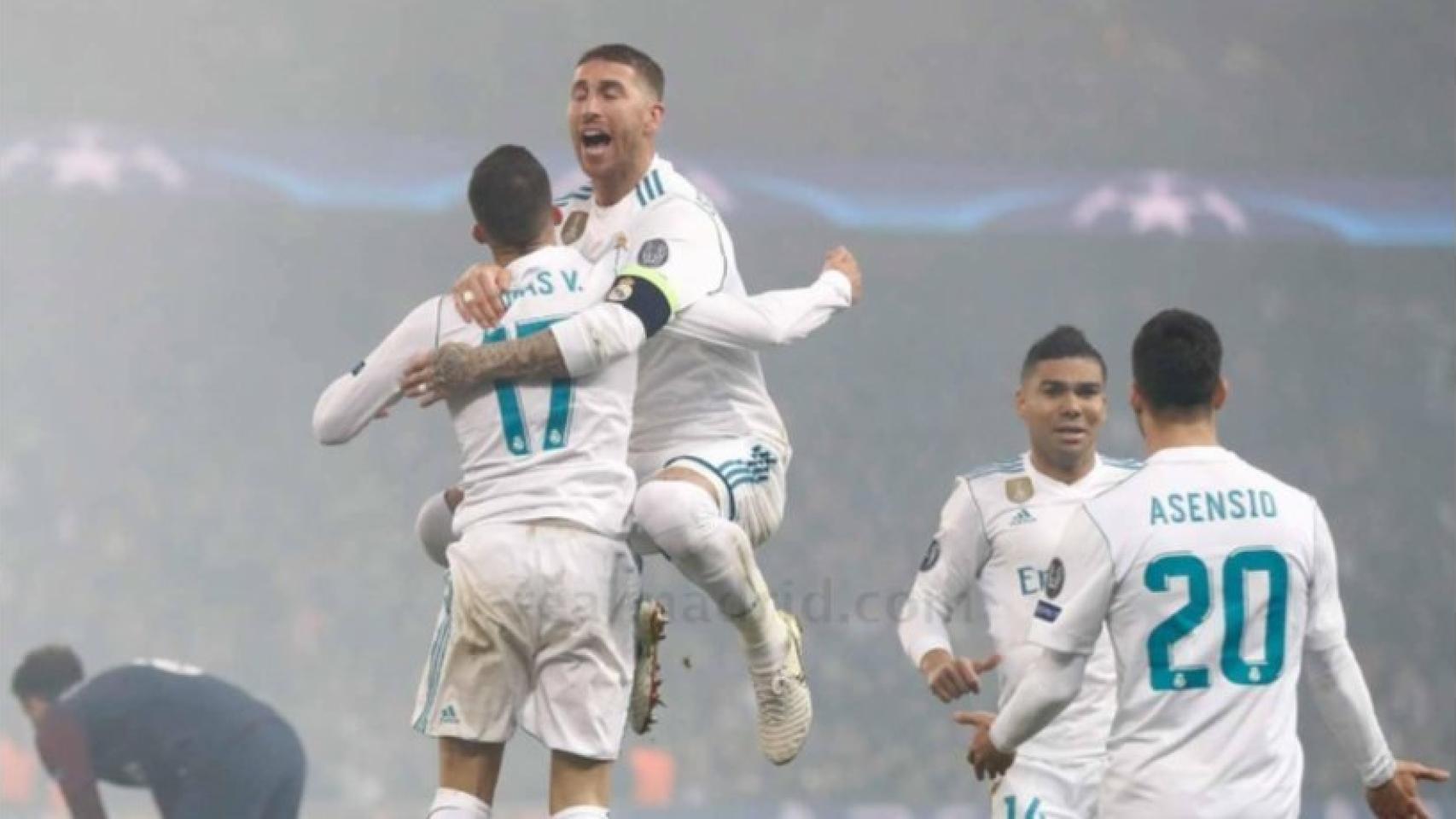 Los jugadores celebran su victoria contra el PSG