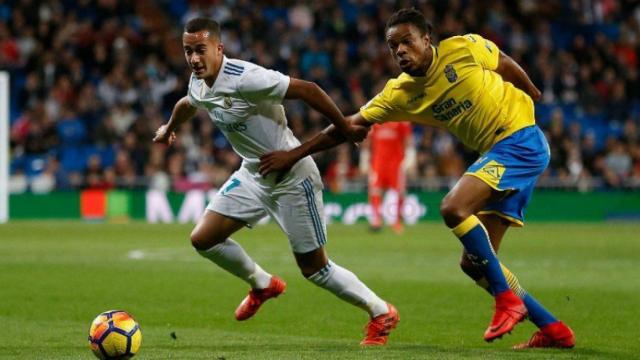 Lucas Vázquez contra un jugador de Las Palmas