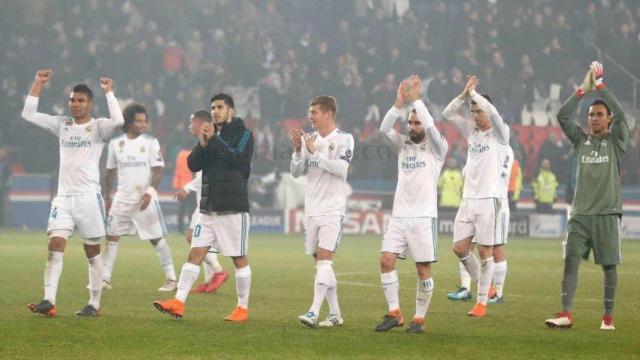 Los jugadores del Real Madrid celebran en el Parque de los Príncipes