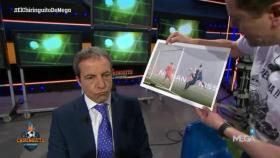 Tomás Roncero le regala a Cristóbal Soria un marco con el gol de Cristiano al PSG. Foto: Twitter (@elchiringuitotv)