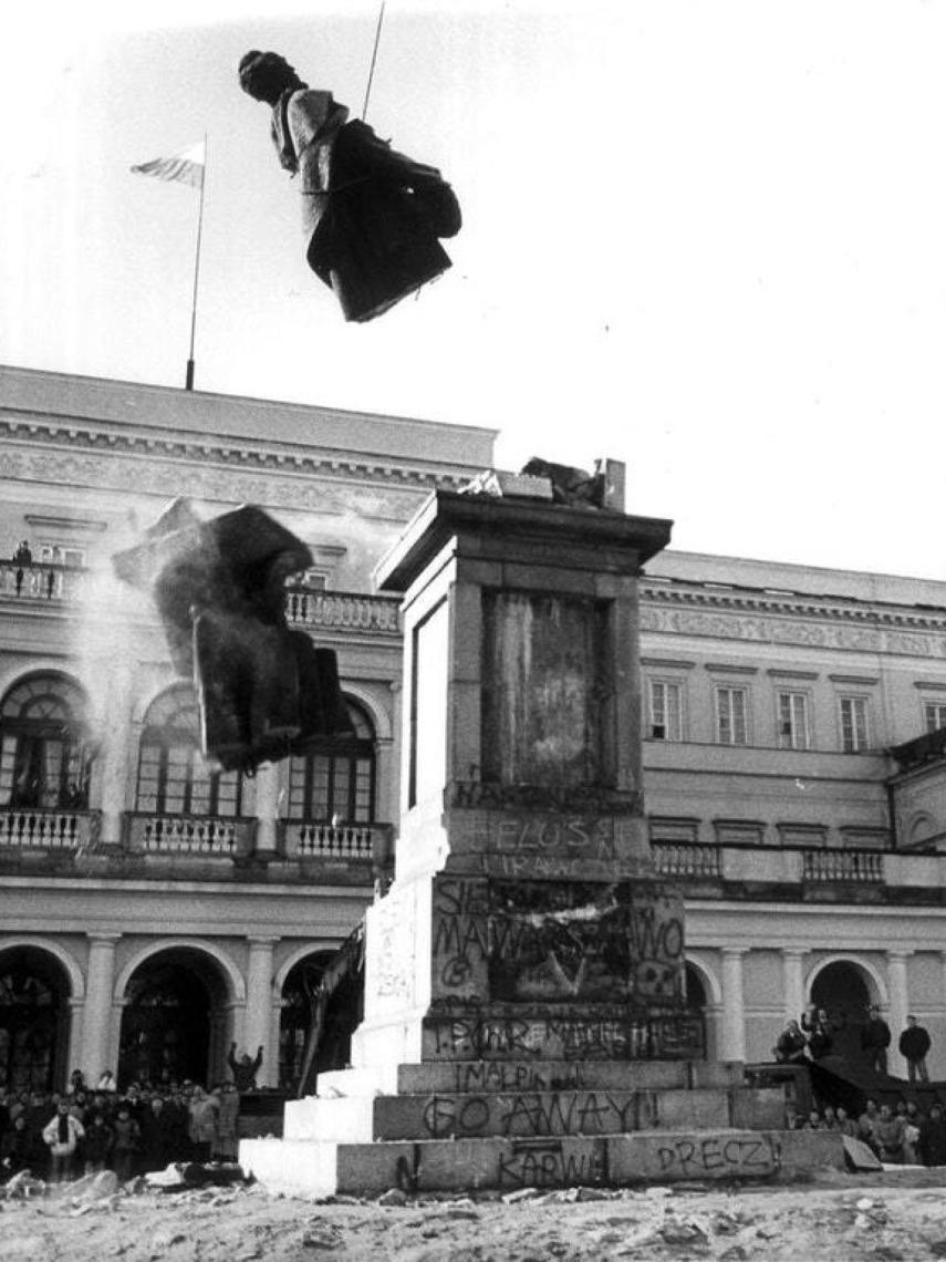 Una grúa derriba la estatua del fundador del KGB en Varsovia en 1989.