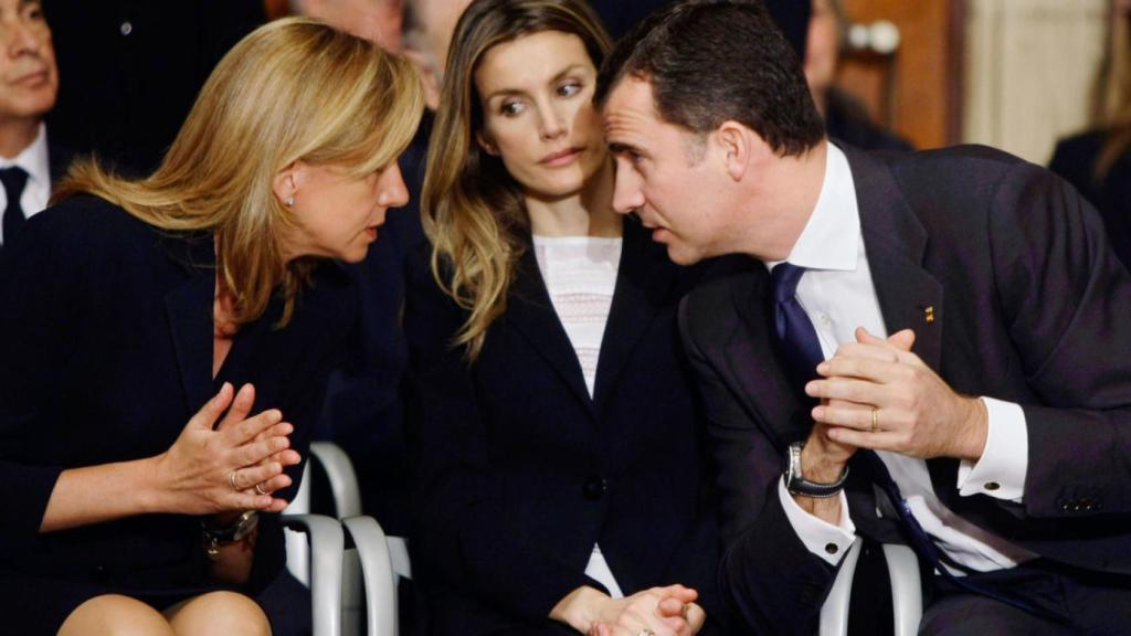 El rey Felipe VI charla con su hermana Cristina ante la mirada de la reina Letizia.