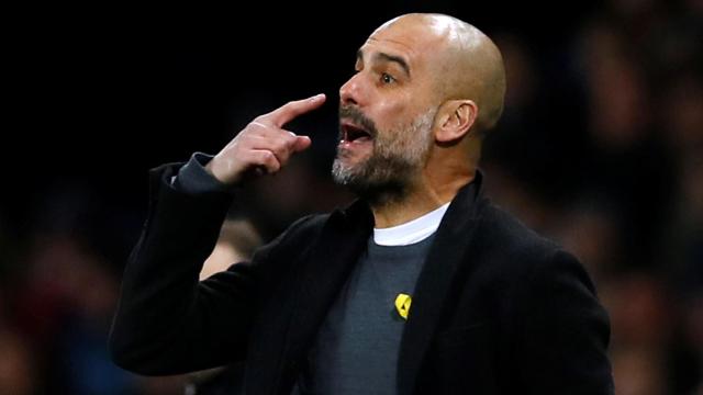 Guardiola da instrucciones durante el partido de Champions League.