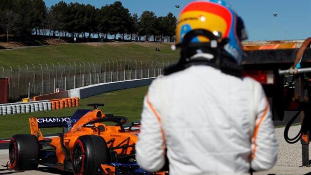 Fernando Alonso mira su McLaren, parado.