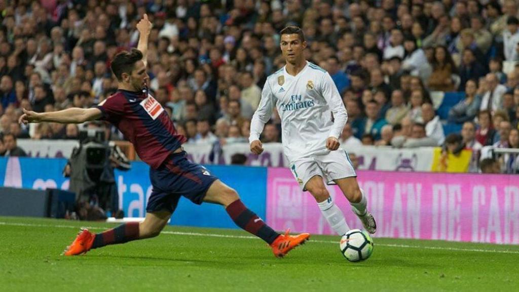 Cristiano, ante un jugador del Eibar. Fotógrafo: Pedro Rodríguez / El Bernabéu